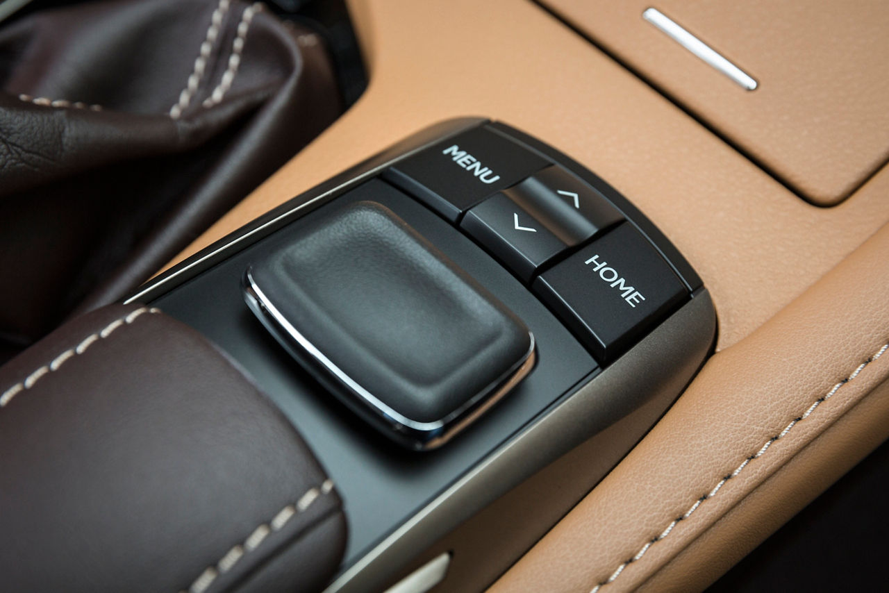 2016-2018_Lexus_ES350-26