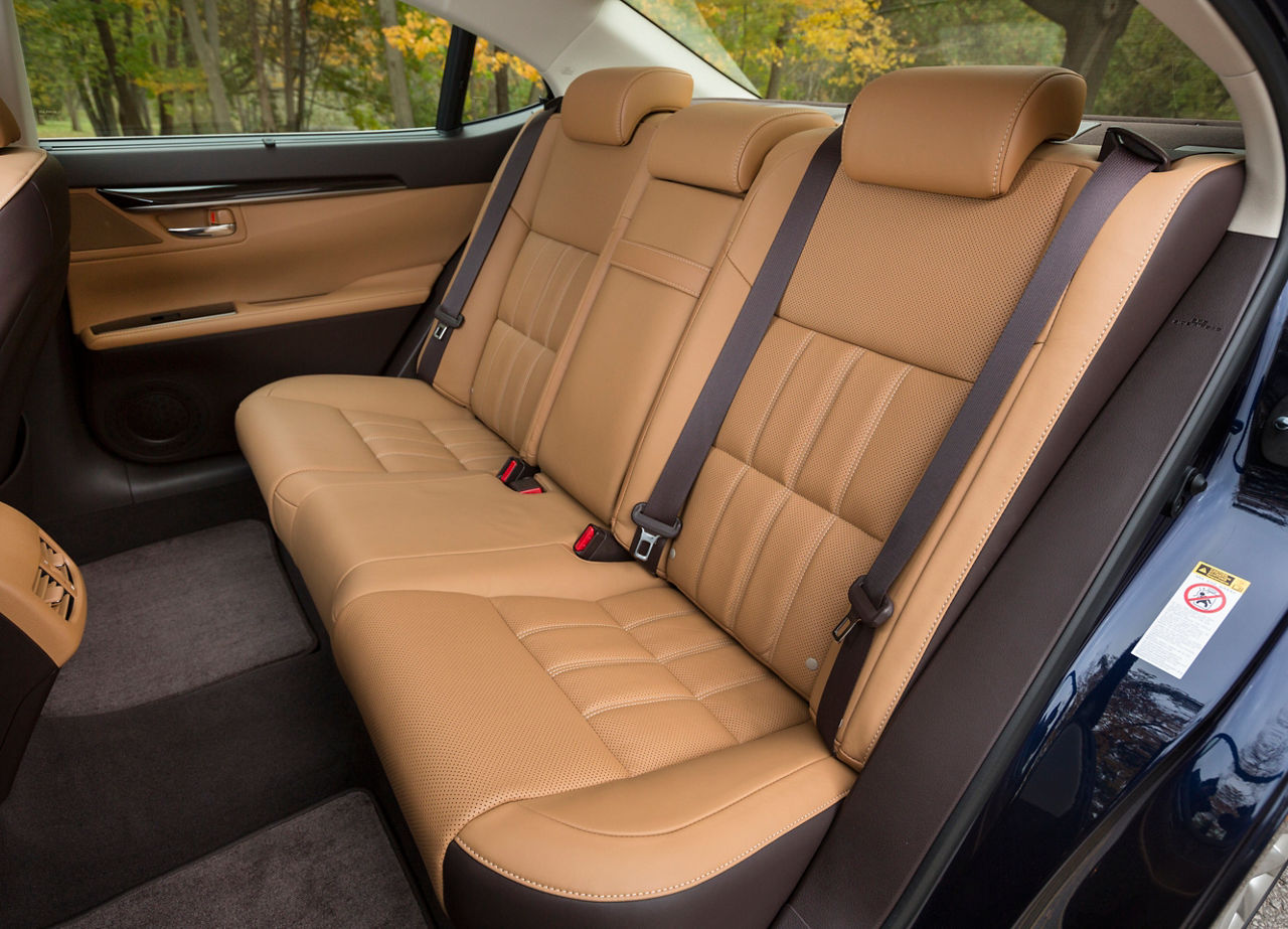2016-2018_Lexus_ES350-31