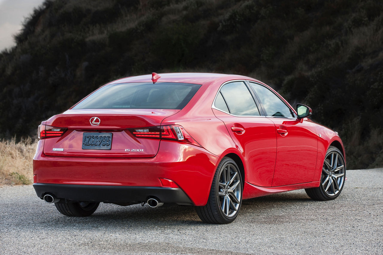 2016_Lexus_IS_200t_F_SPORT_003
