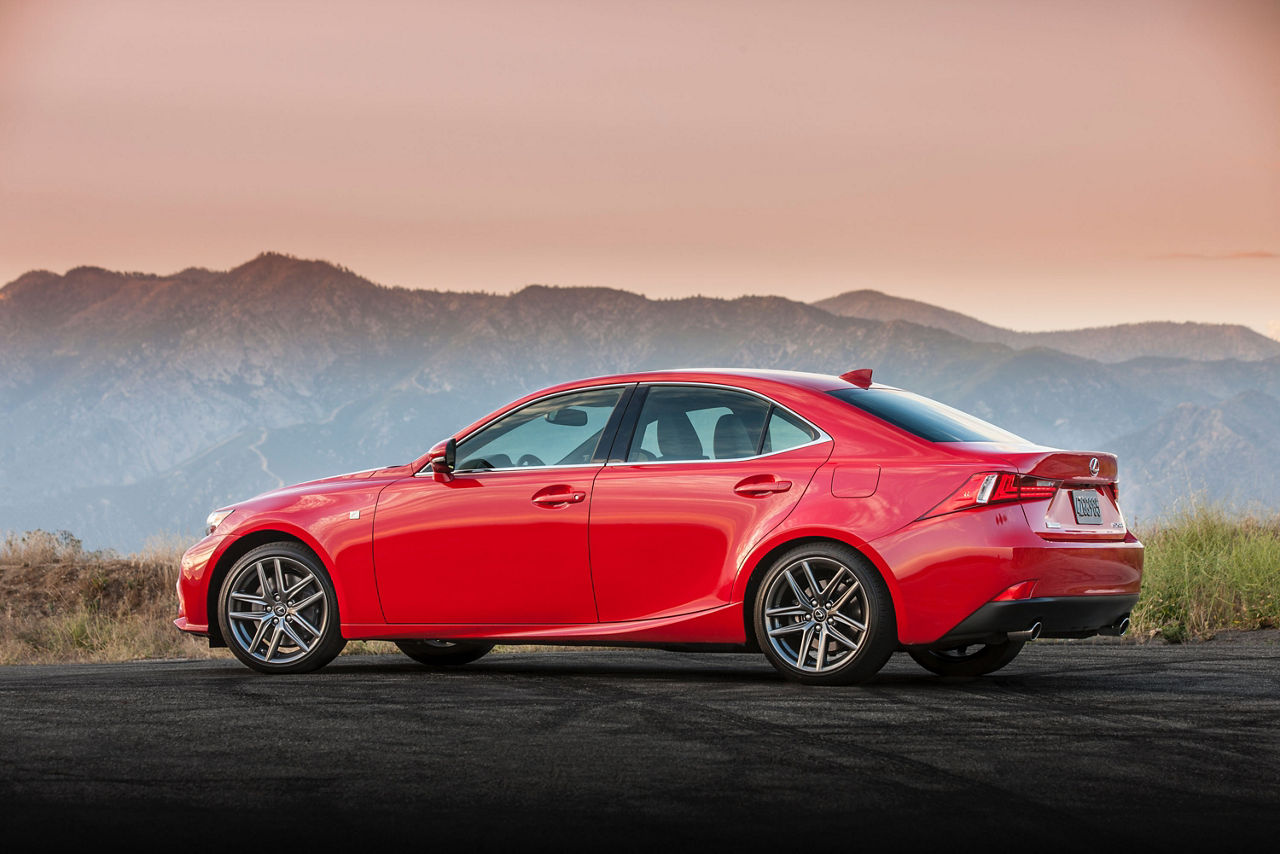 2016_Lexus_IS_200t_F_SPORT_004