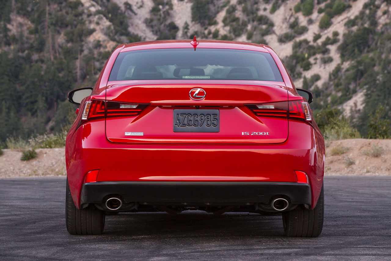 2016_Lexus_IS_200t_F_SPORT_007