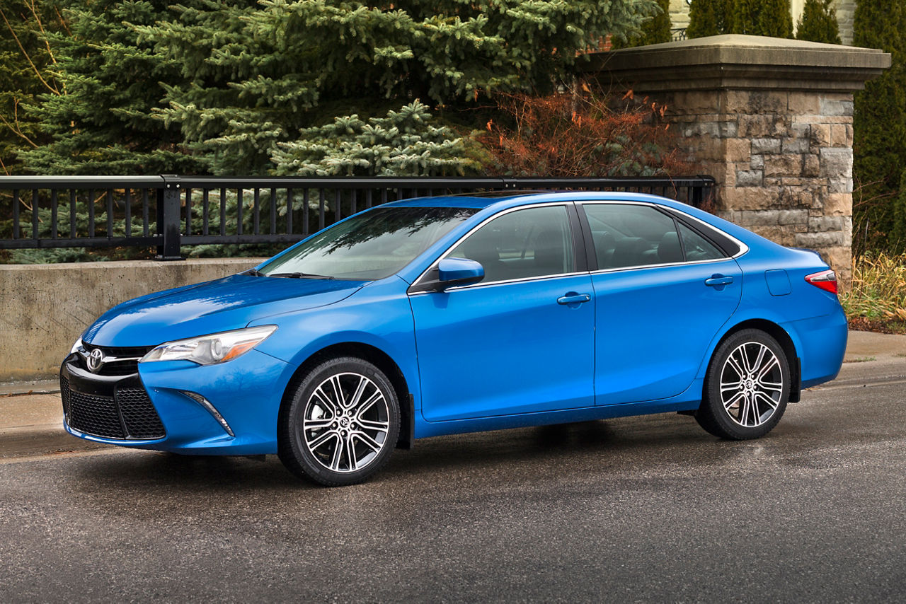 2016_Toyota_Camry_SE-1