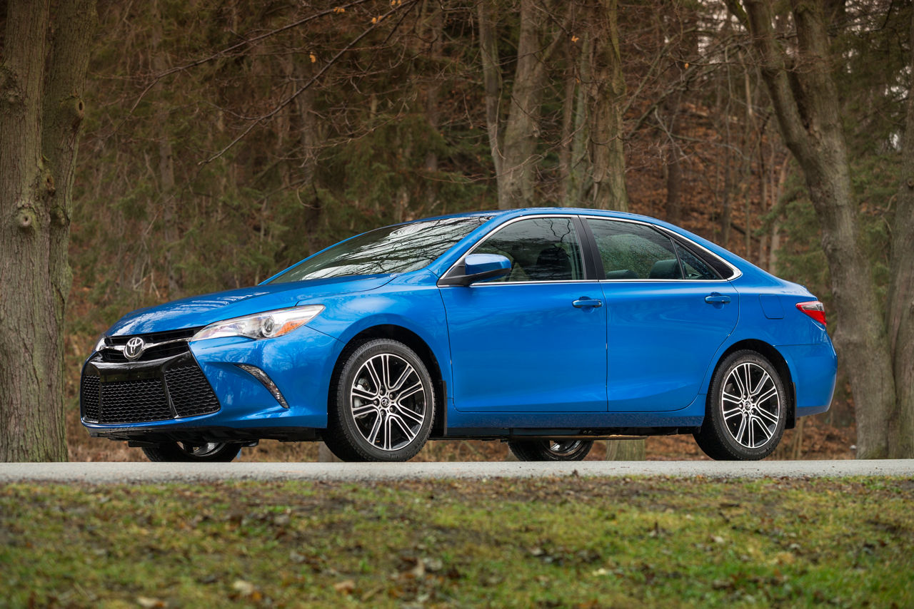 2016_Toyota_Camry_SE-10