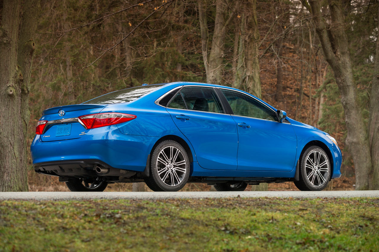 2016_Toyota_Camry_SE-11