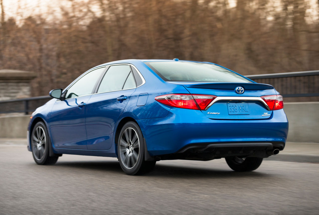 2016_Toyota_Camry_SE-12