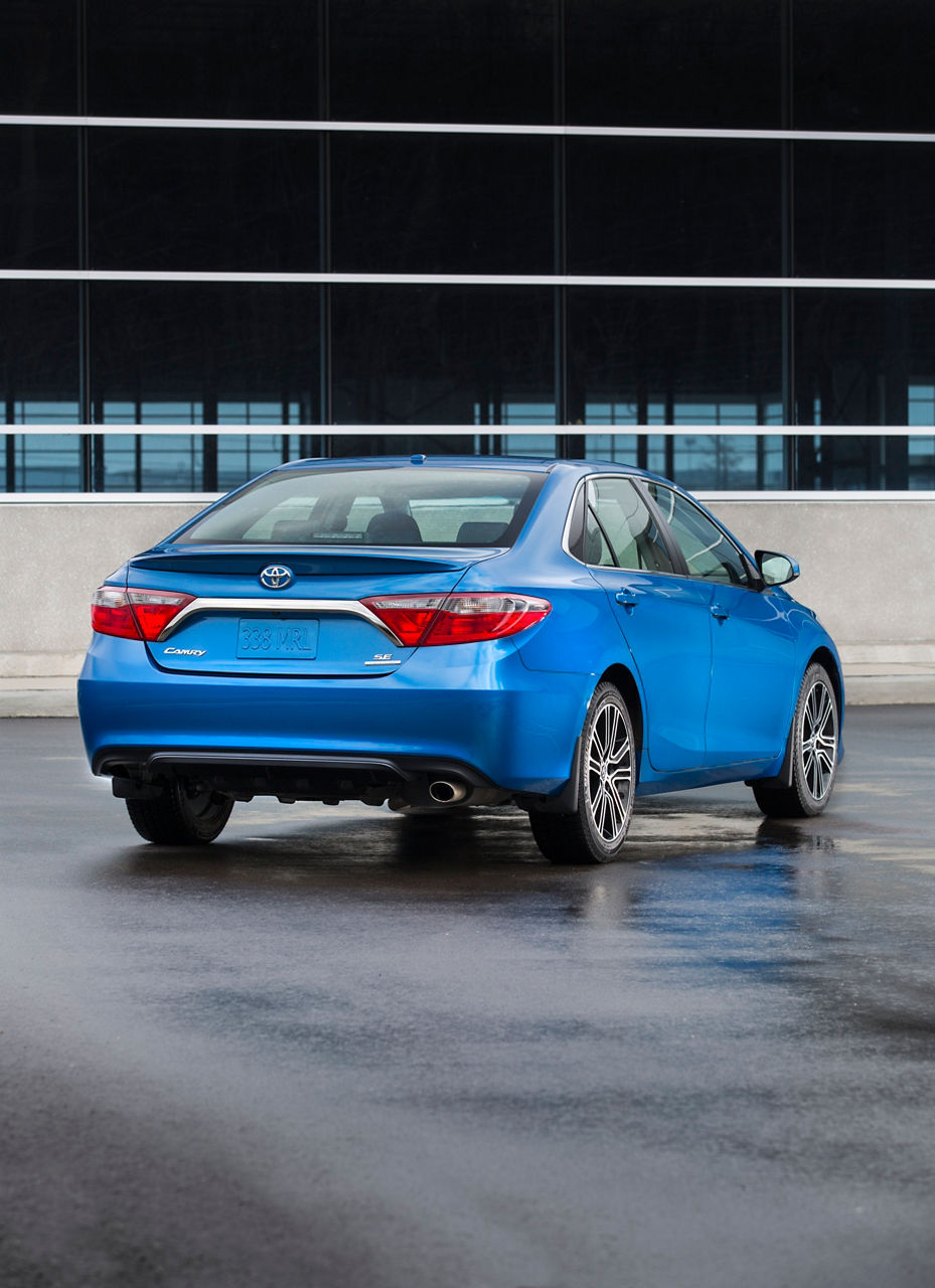 2016_Toyota_Camry_SE-14