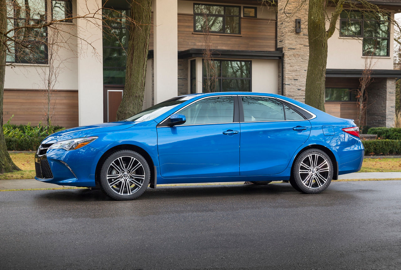 2016_Toyota_Camry_SE-15