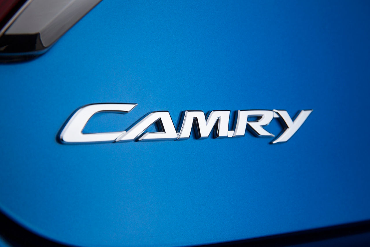 2016_Toyota_Camry_SE-16