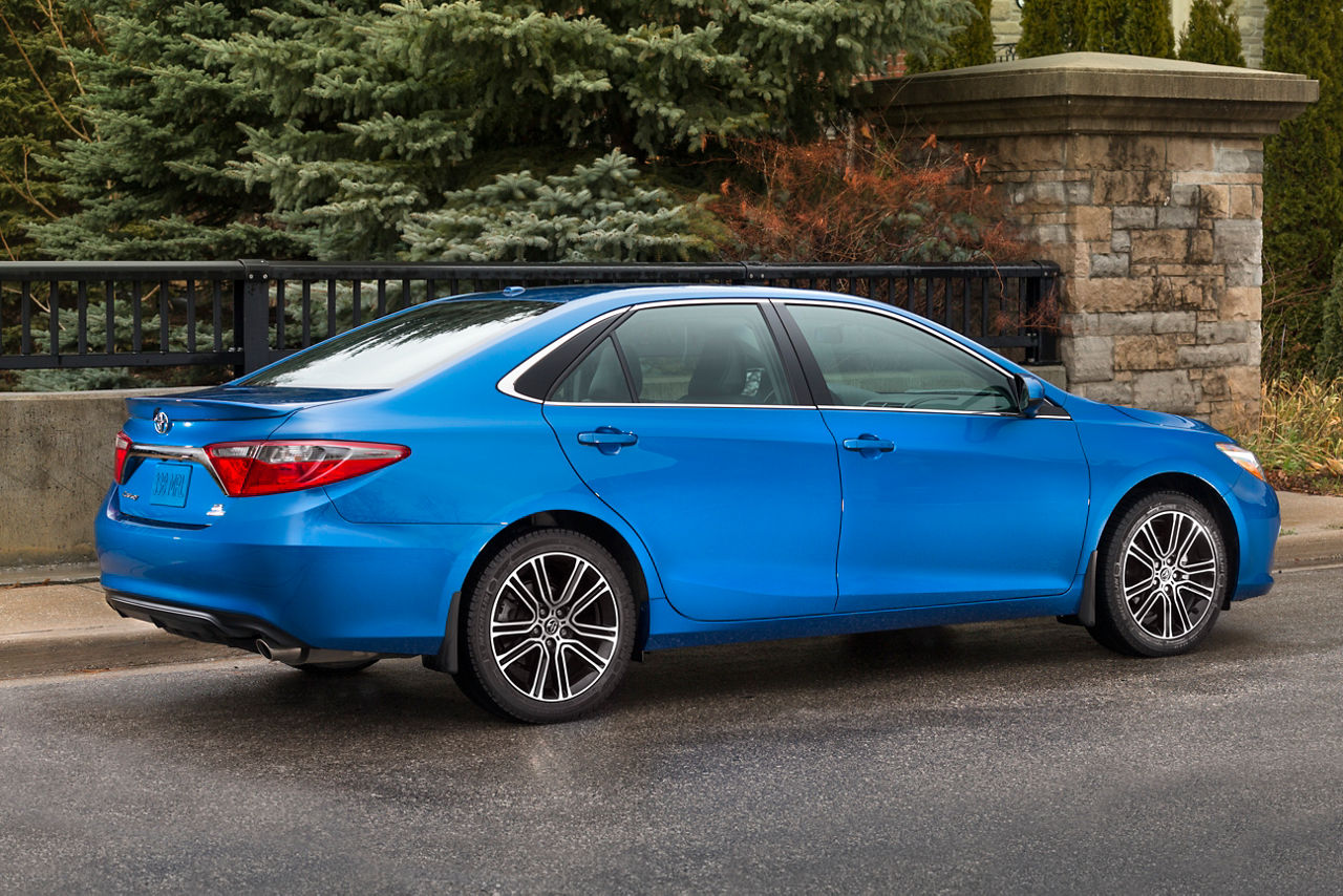 2016_Toyota_Camry_SE-2
