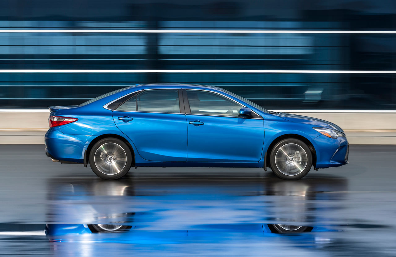 2016_Toyota_Camry_SE-3