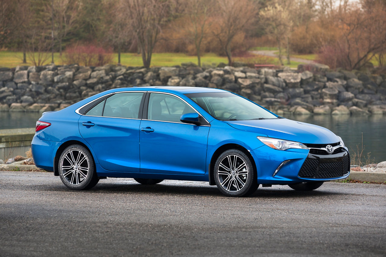 2016_Toyota_Camry_SE-6