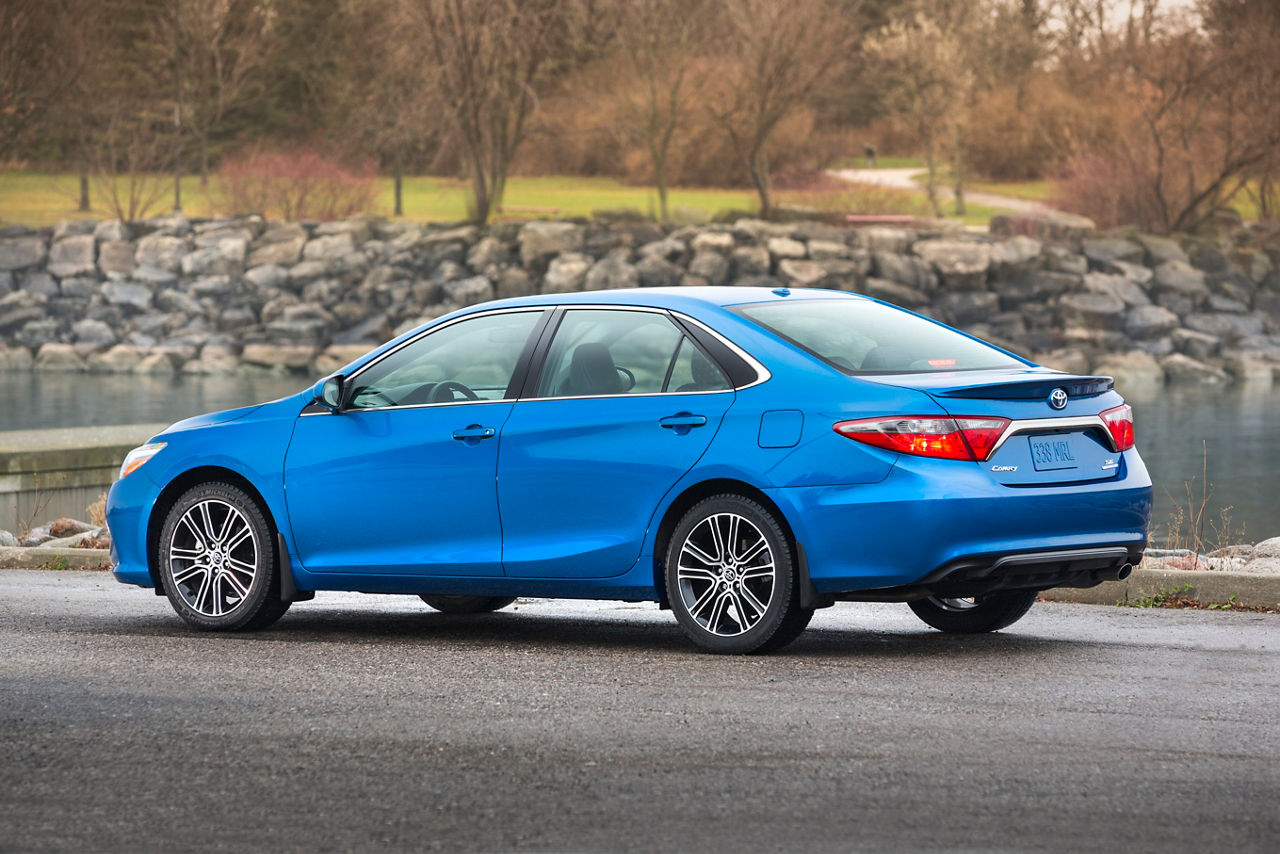2016_Toyota_Camry_SE-7