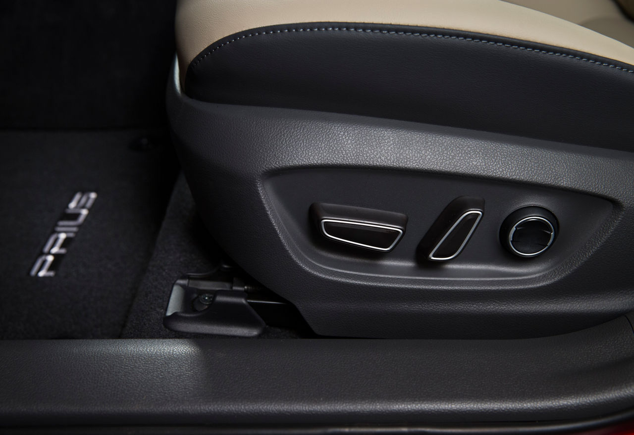 2016-2017 Toyota Prius Technology 11