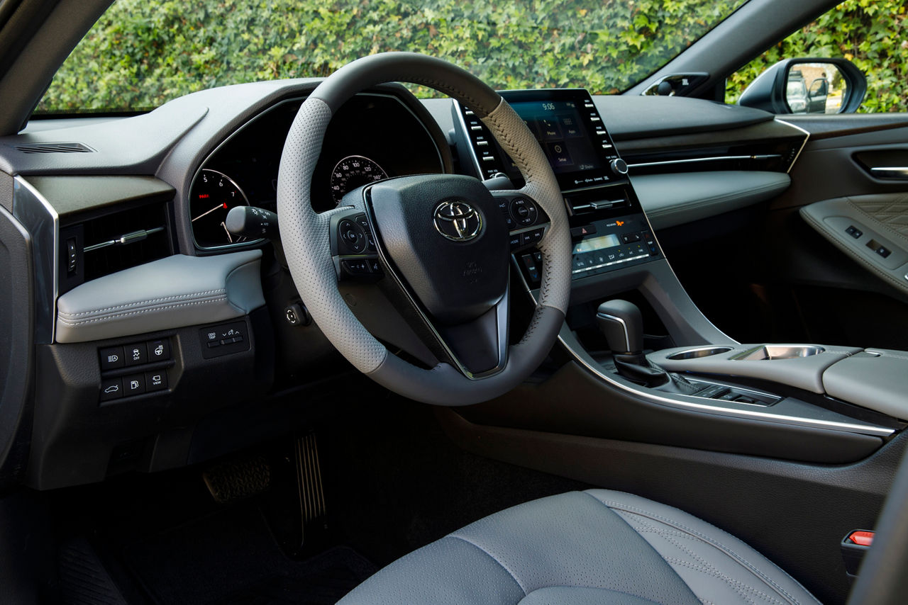 2019 Toyota Avalon Limited 01