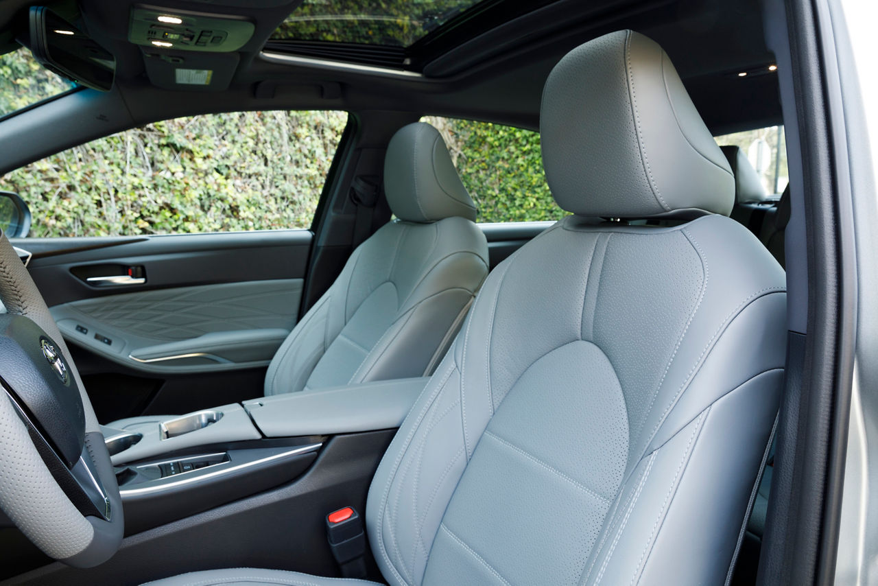 2019 Toyota Avalon Limited 02