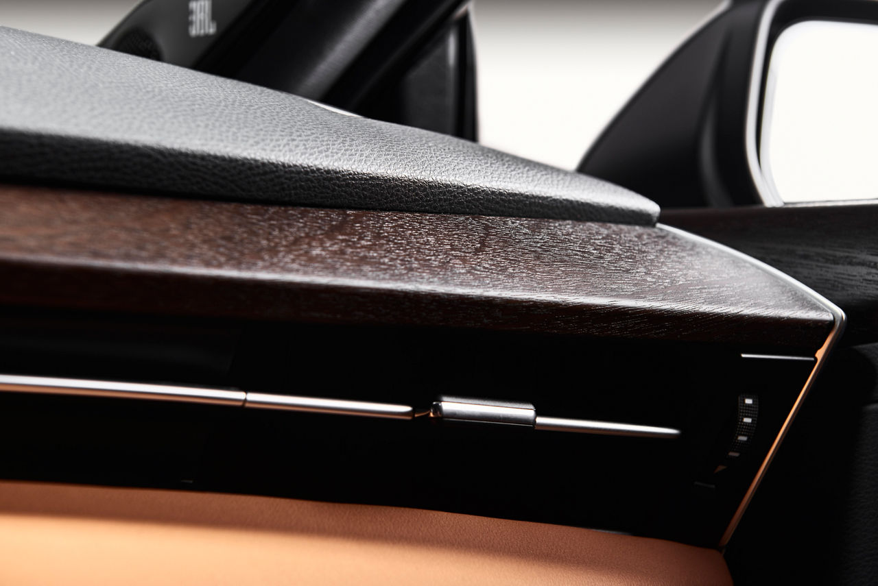 2019 Toyota Avalon Limited interior 03