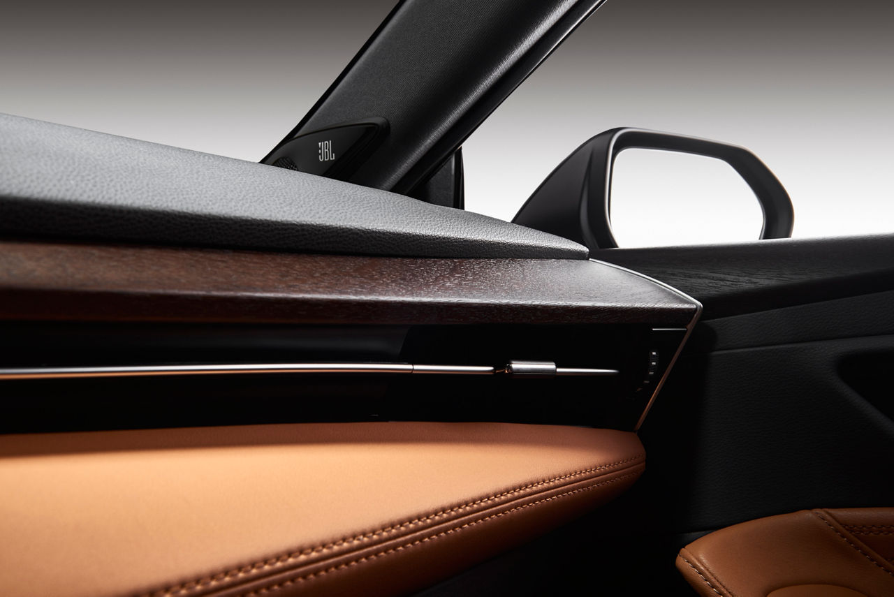 2019 Toyota Avalon Limited interior 04