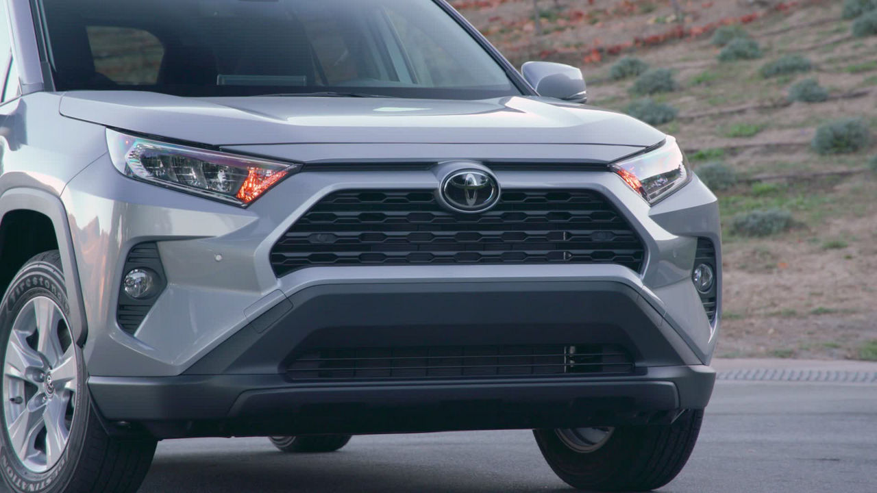 2019 Toyota RAV4 XLE FWD Silver Sky Metallic B-roll