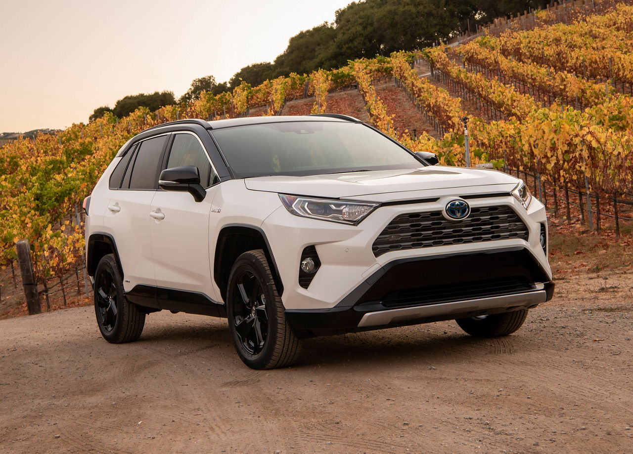 2019 Toyota RAV4 XSE HV Blizzard Pearl