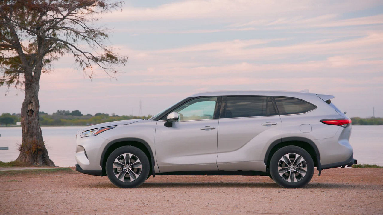 2020 Toyota Highlander XLE Gas Exterior: Silver Metallic B-ROLL