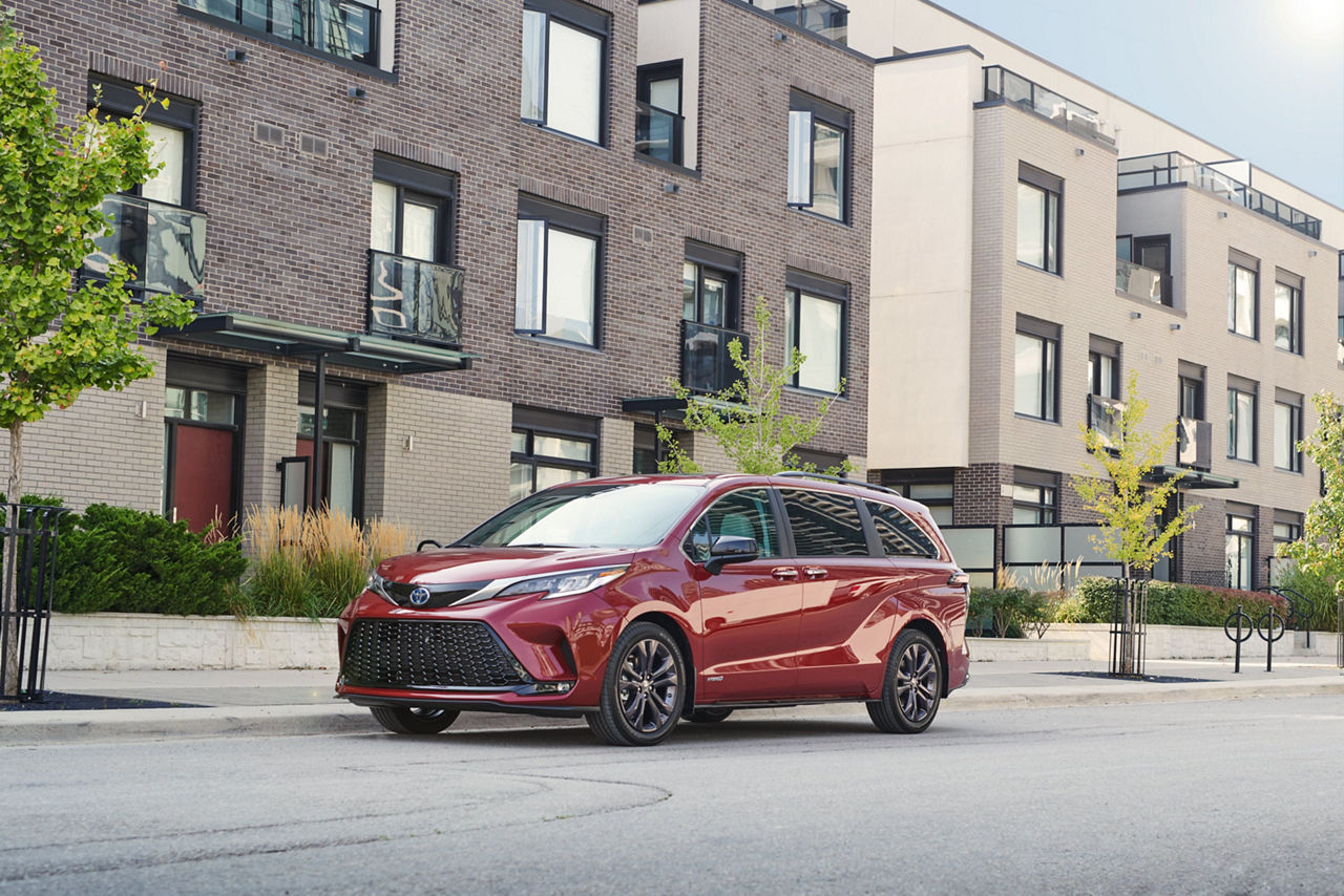 2021-Toyota-Sienna-Hybrid-Minivan-min.jpg