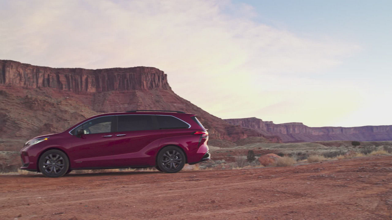 2021 Toyota Sienna XSE Broll