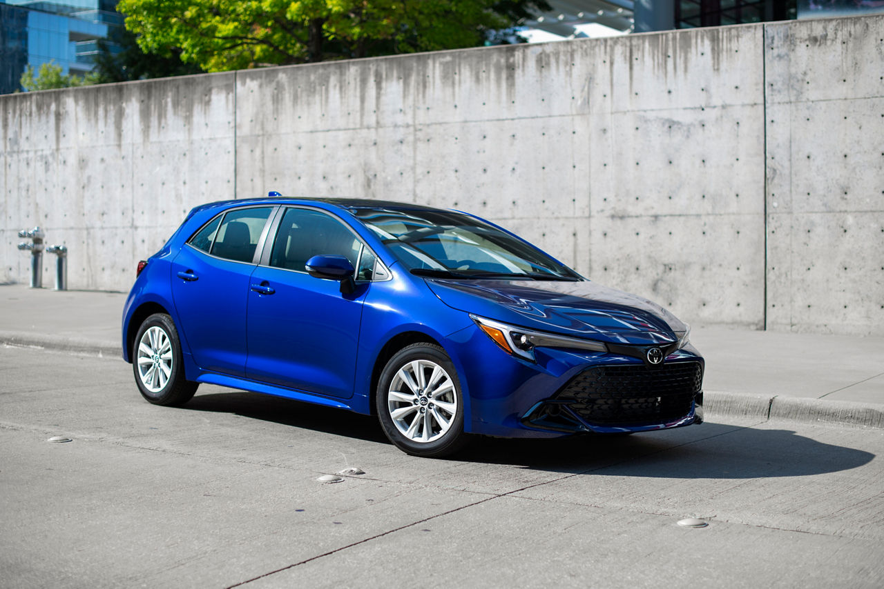 2023 Corolla Hatchback SE Blue Crush Metallic 001