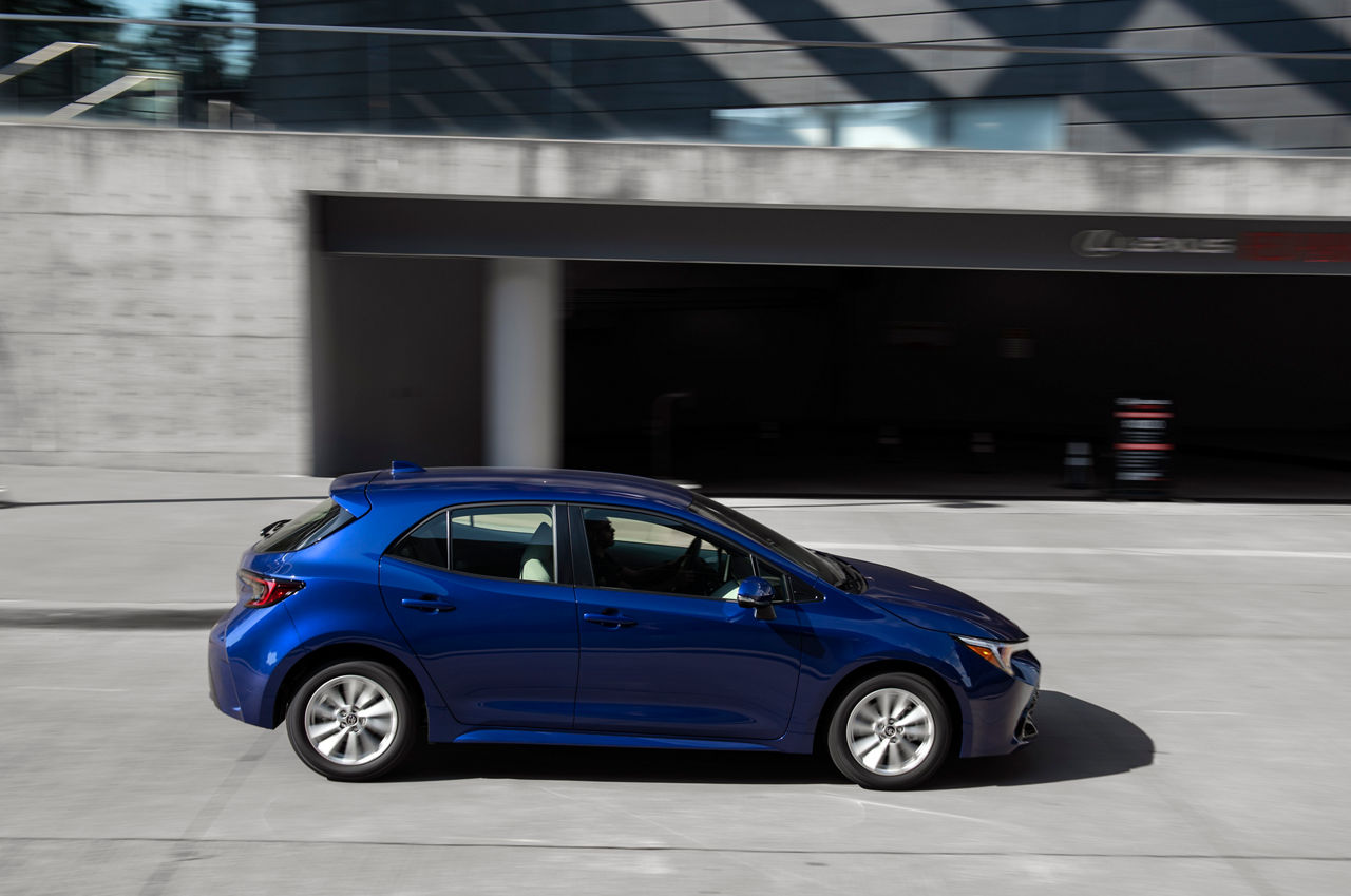 2023 Corolla Hatchback SE Blue Crush Metallic 010