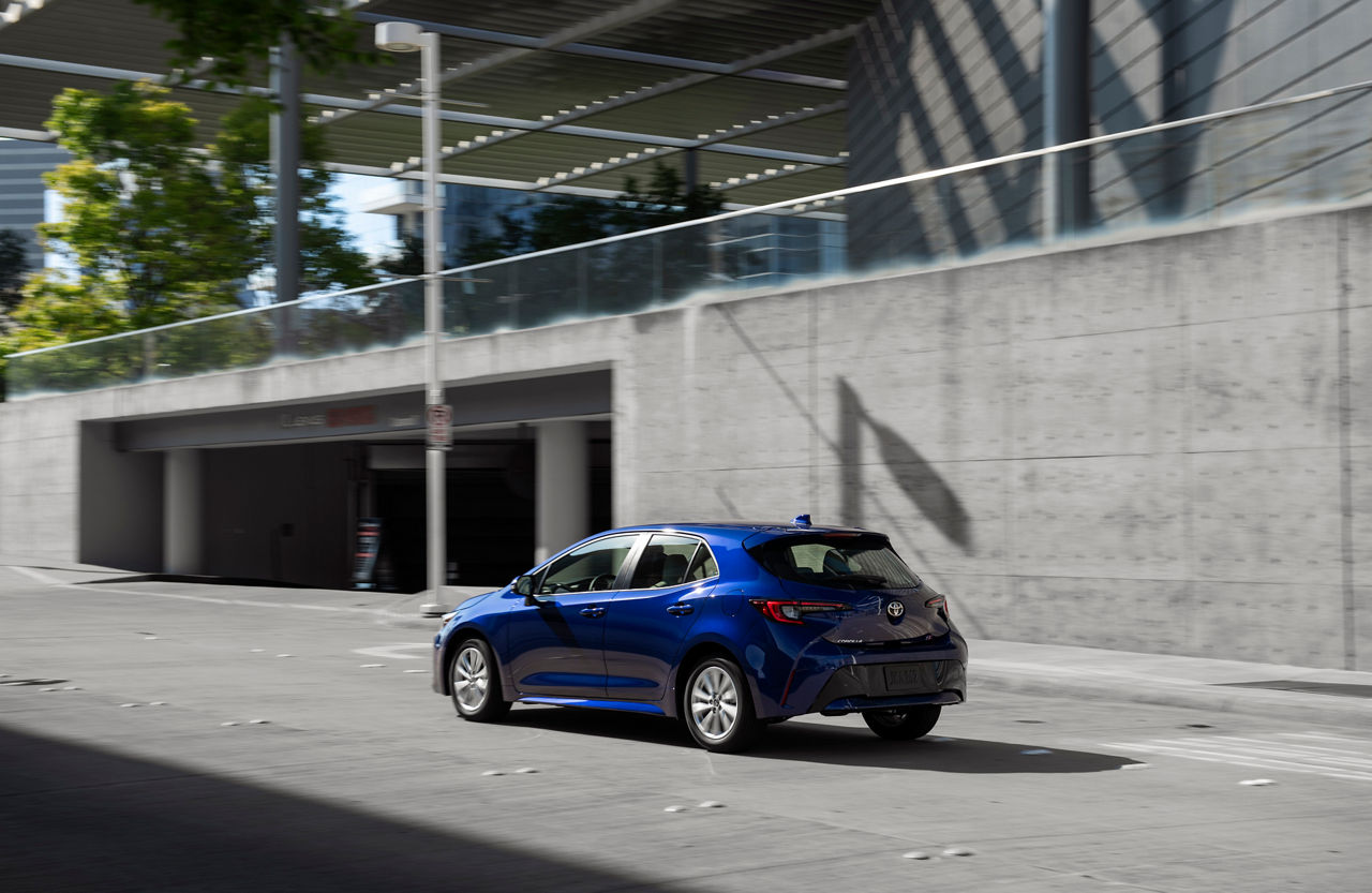 2023 Corolla Hatchback SE Blue Crush Metallic 011