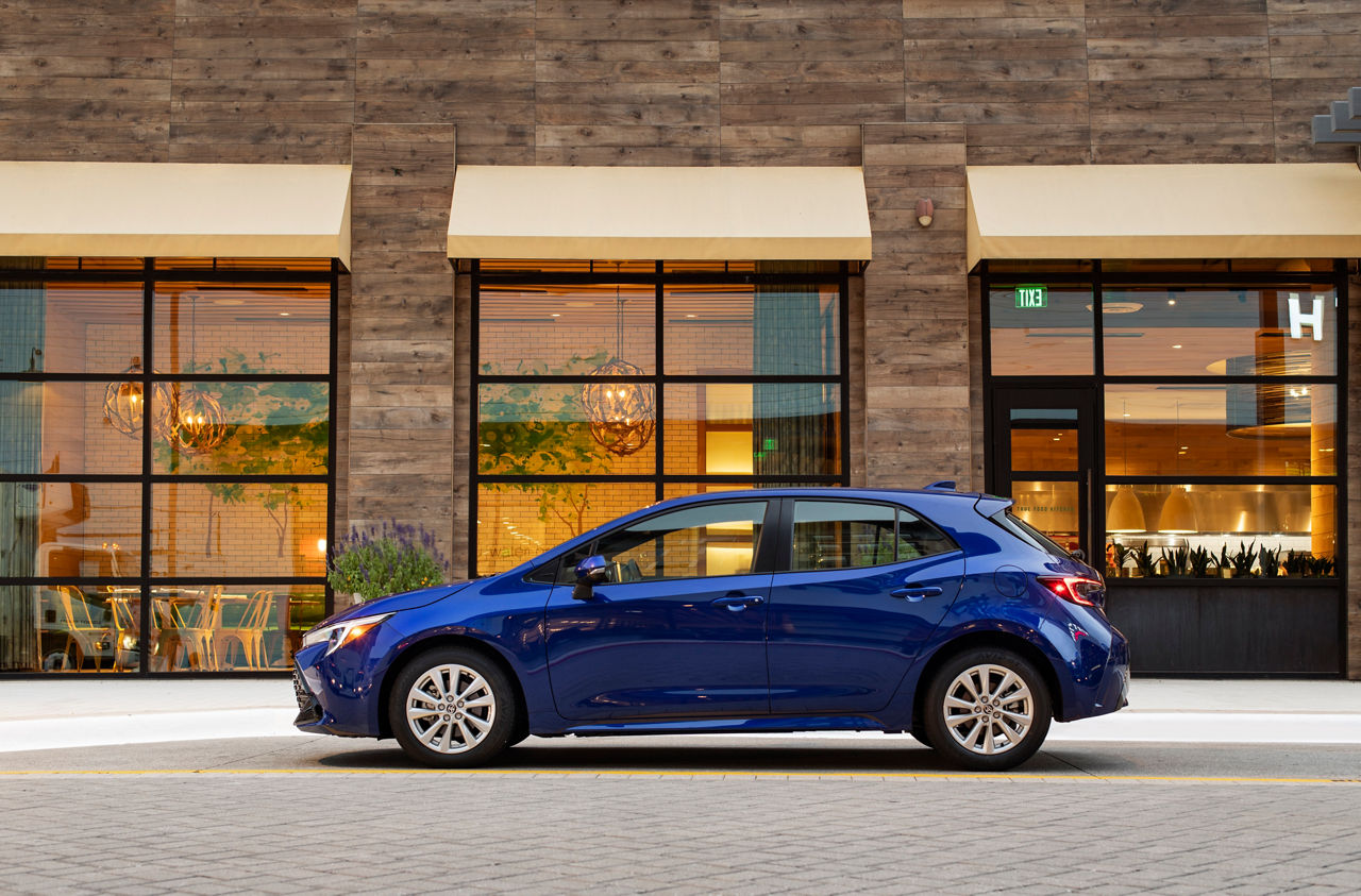 2023 Corolla Hatchback SE Blue Crush Metallic 013
