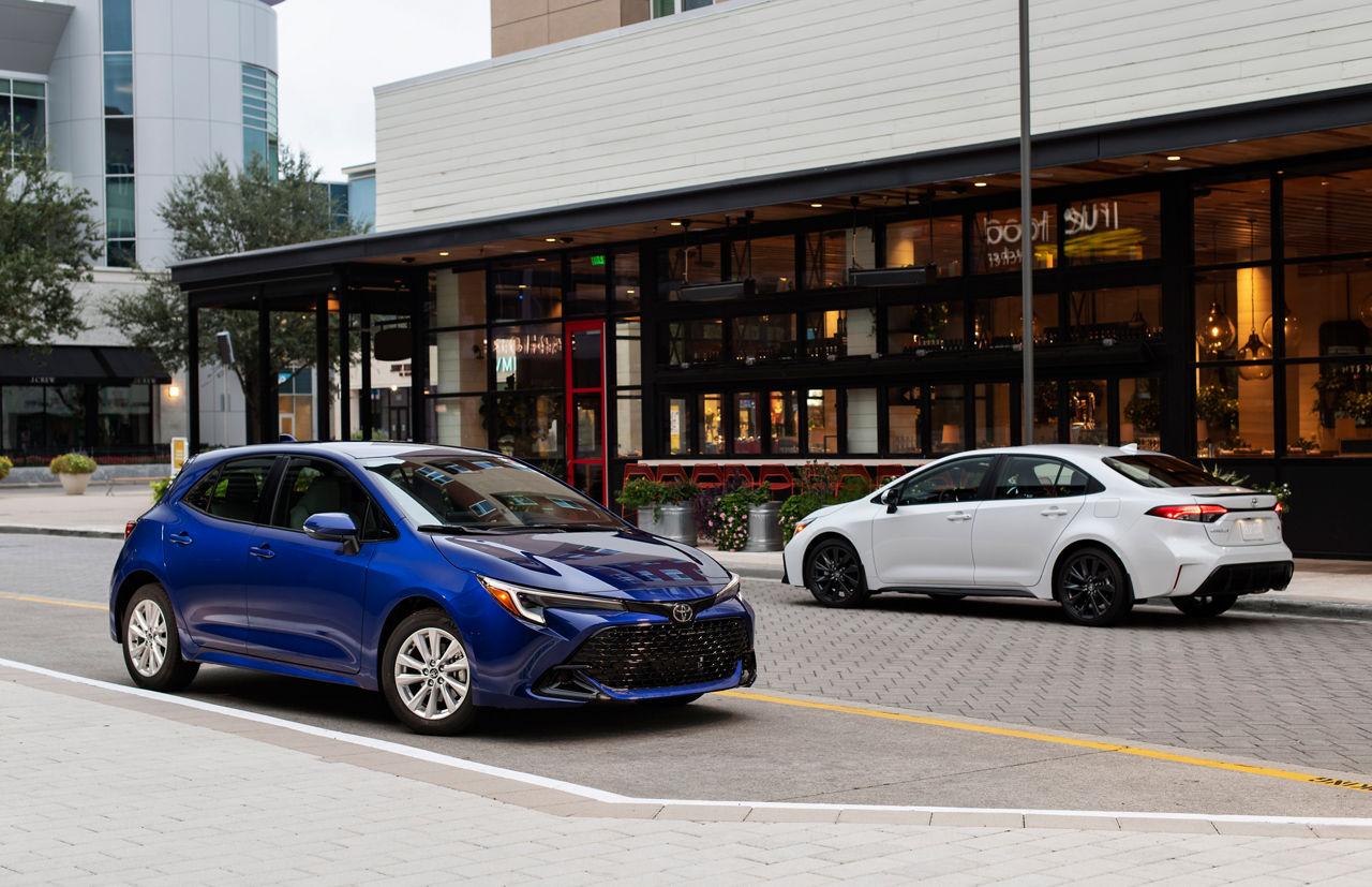 2023 Corolla Hatchback SE Blue Crush Metallic 014