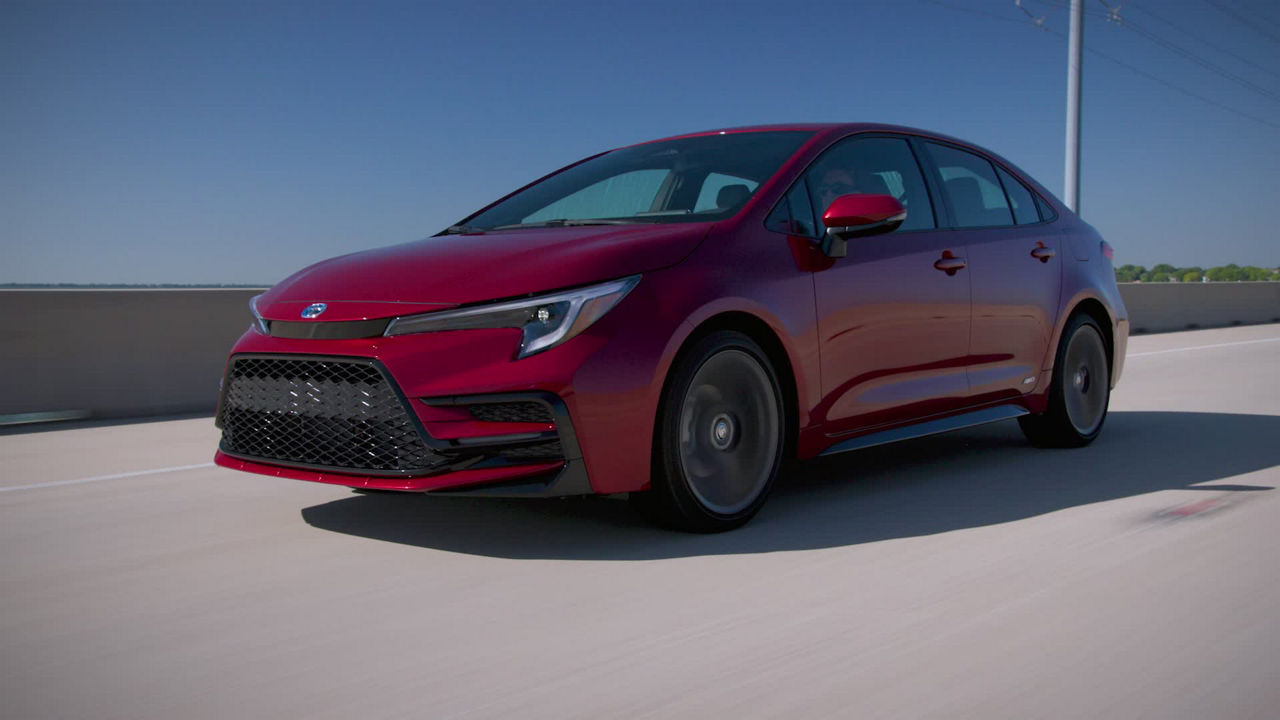 2023 Toyota Corolla SE Hybrid Ruby Flare Pearl Car to Car B-roll