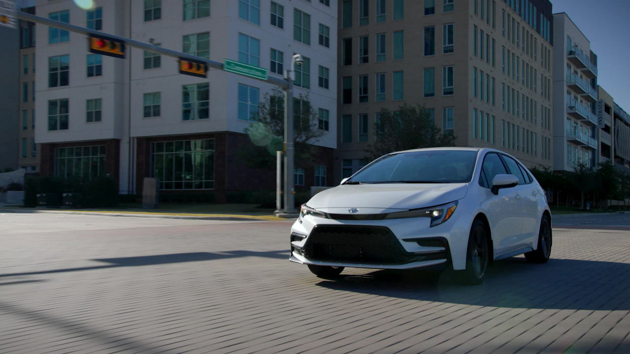 2023 Toyota Corolla XSE Wind Chill Pearl Car to Car B-roll