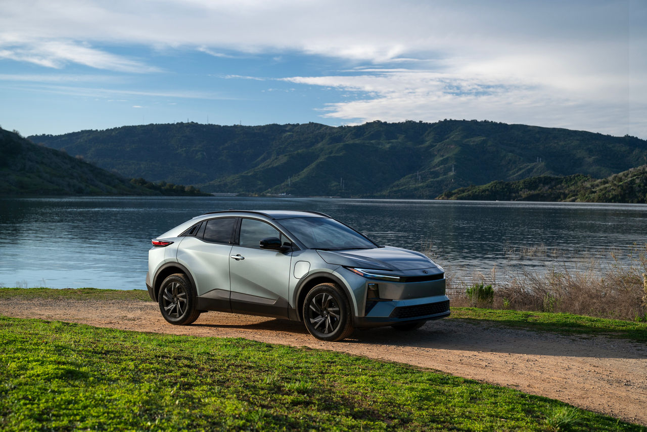 2026 Toyota C HR SE Overcast 002