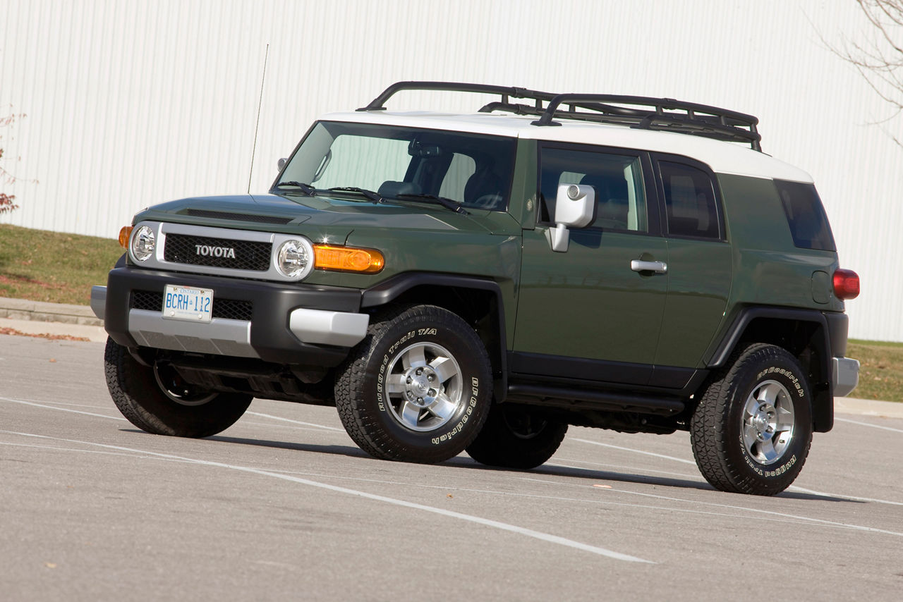 Le Toyota FJ Cruiser 2010 offre plus de puissance avec moins d'essence : Un  moteur plus performant et de nouvelles technologies qui continuent à  perpétuer sa tradition de conduite hors route