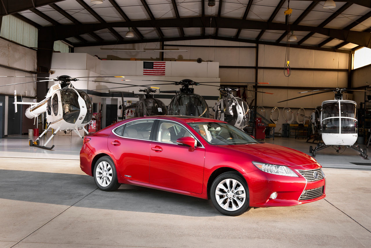 2013 Lexus ES 300h 01