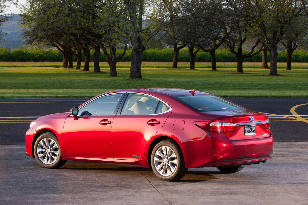 2013 Lexus ES 300h 02