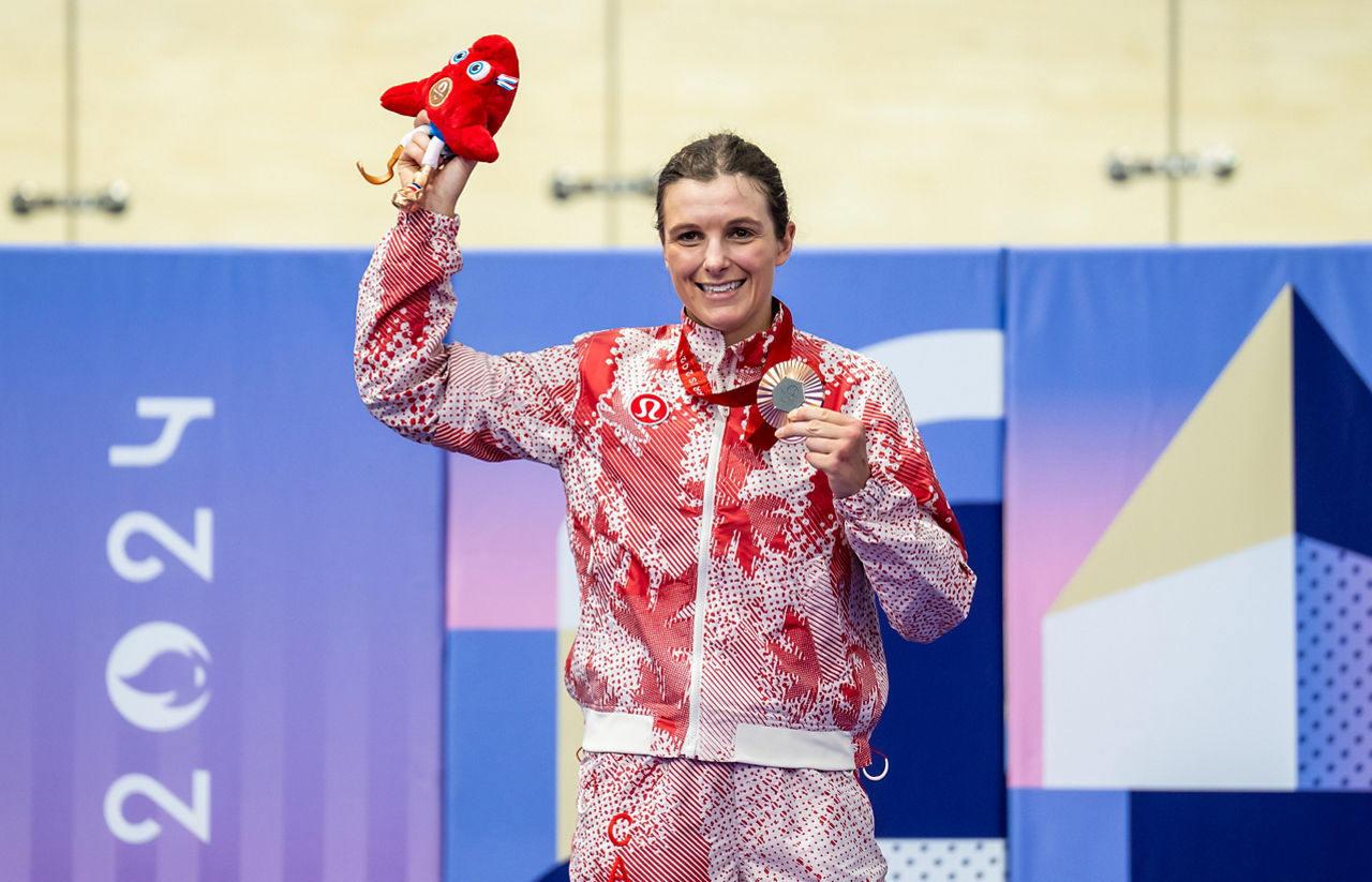 Keely Shaw receives her bronze medal in the women’s C4 3000m individual pursuit during the Paralympic Games in Paris, France on August 30, 2024. //  Keely Shaw reçoit sa médaille de bronze à la poursuite individuelle féminine C4 3000 m lors des Jeux paralympiques de Paris, en France, le 30 août 2024.

 THE CANADIAN PRESS/HO-CANADIAN PARALYMPIC COMMITTEE, Dave Holland