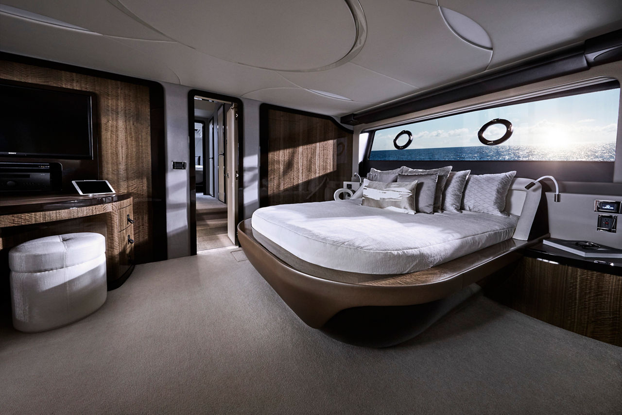 LY 650 Hero Interior JPG Image 2