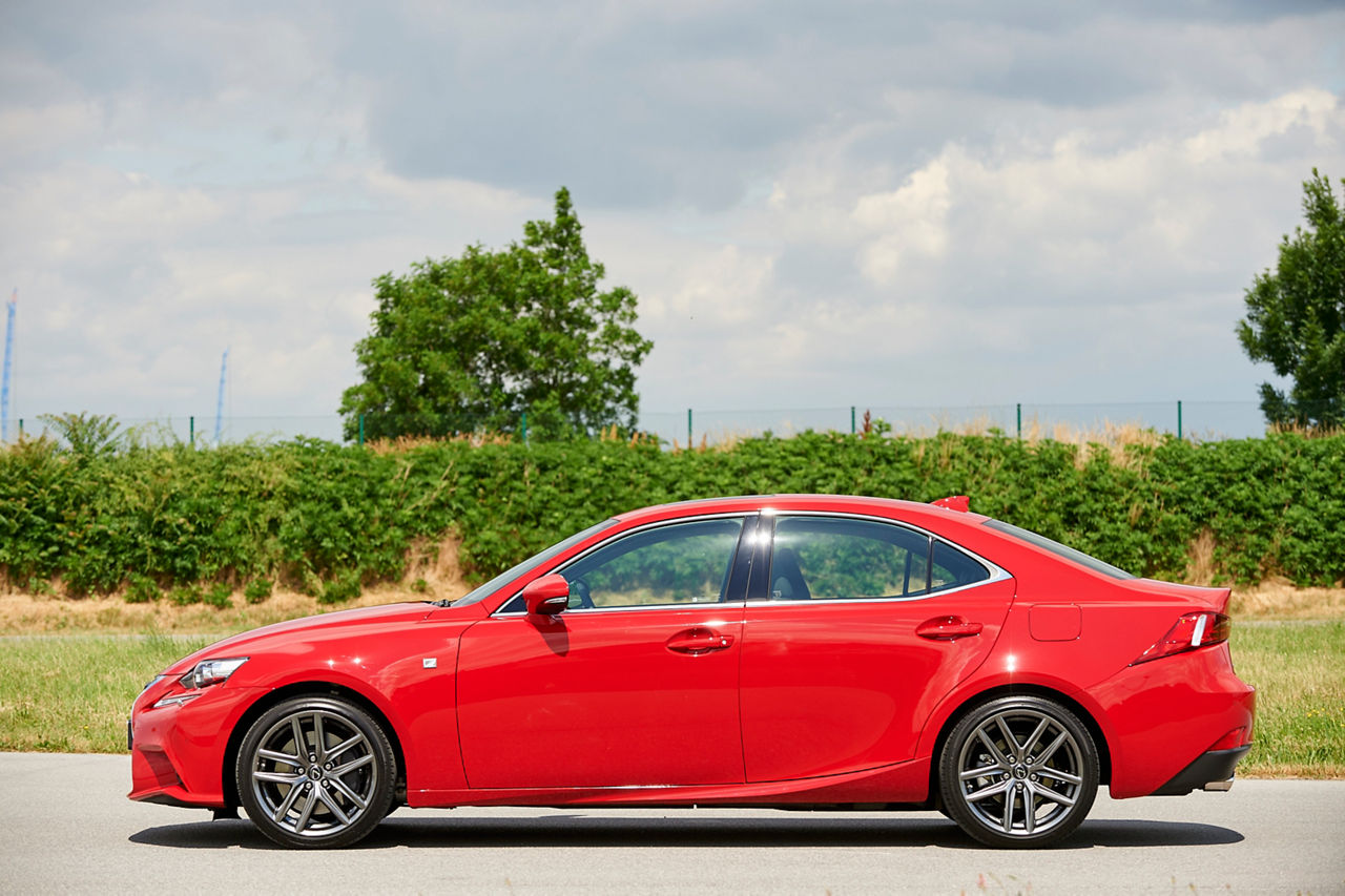 Lexus_IS_200t_06_hi