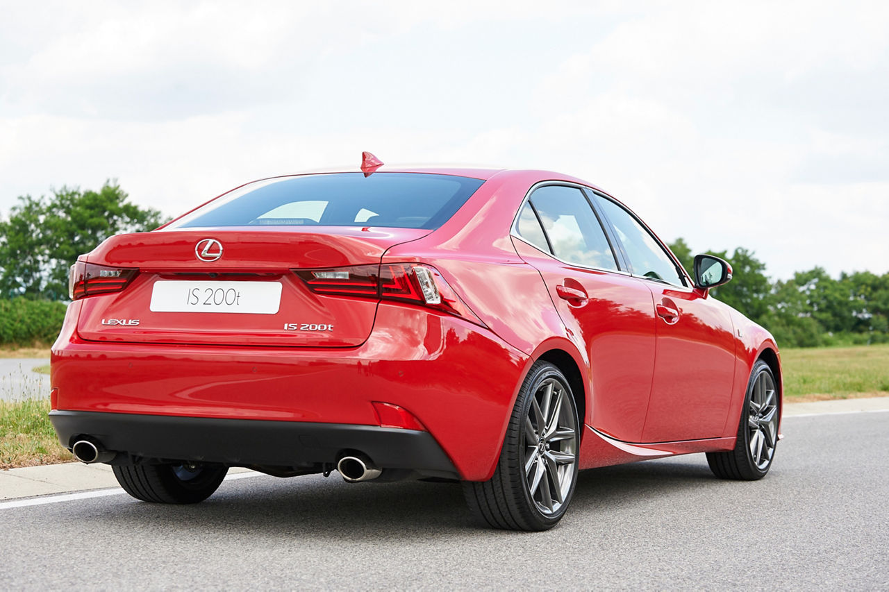 Lexus_IS_200t_07_hi