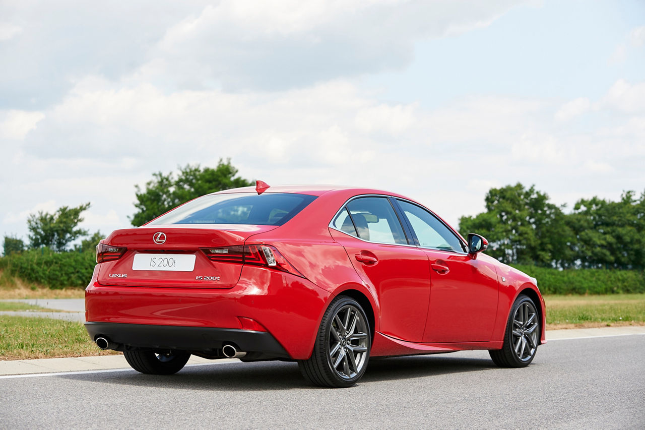 Lexus_IS_200t_08_hi