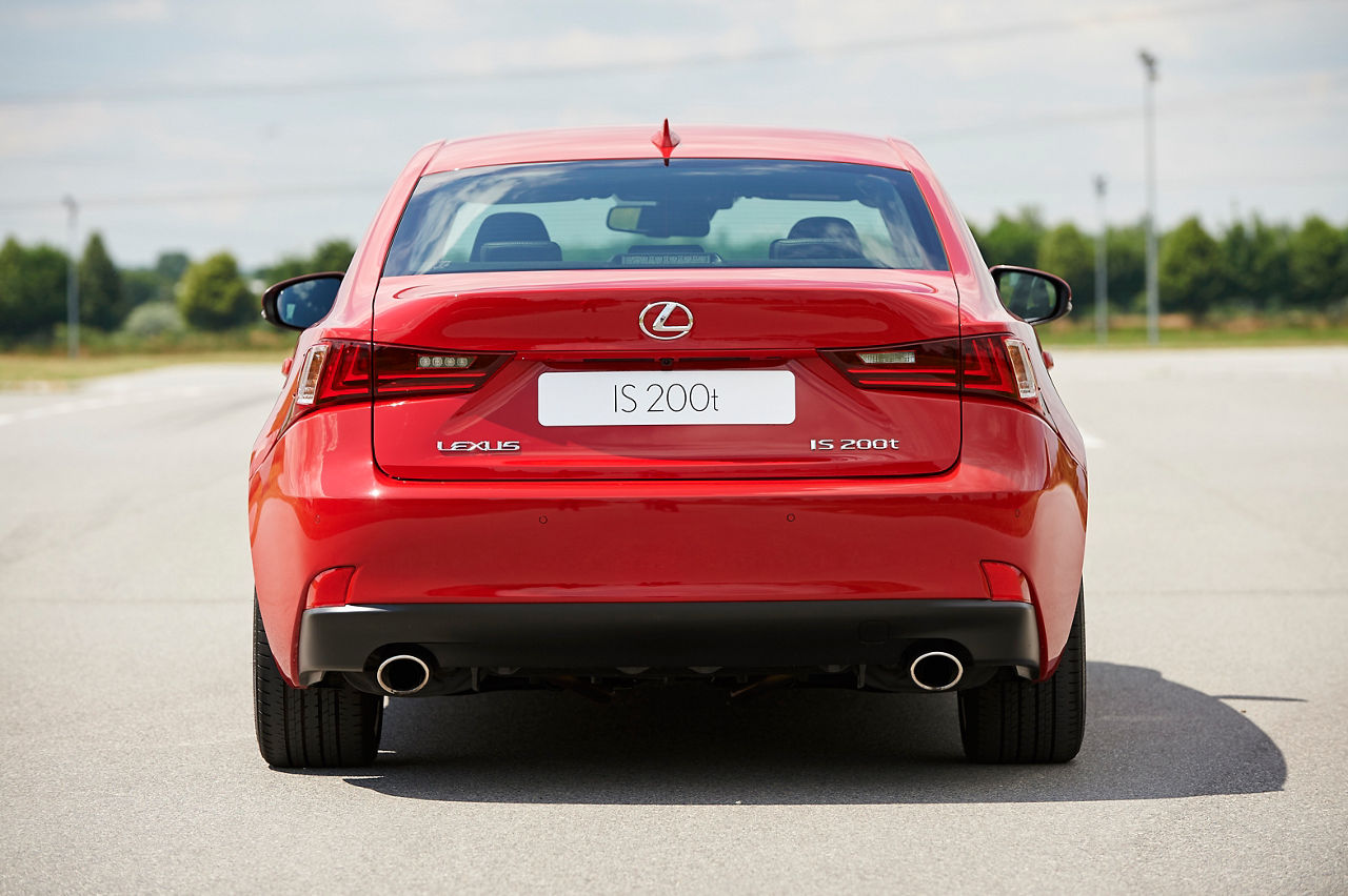 Lexus_IS_200t_09_hi