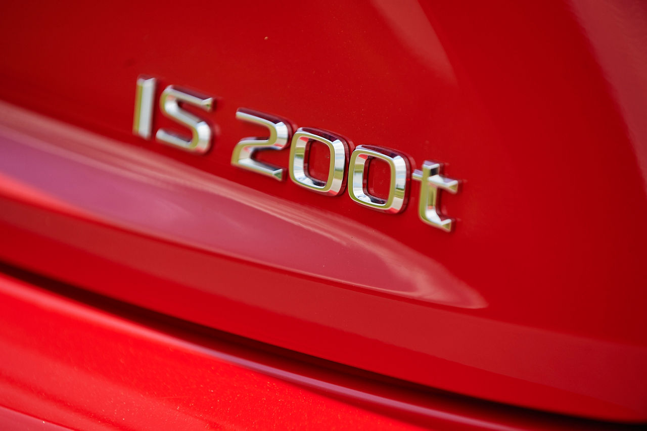 Lexus_IS_200t_10_hi