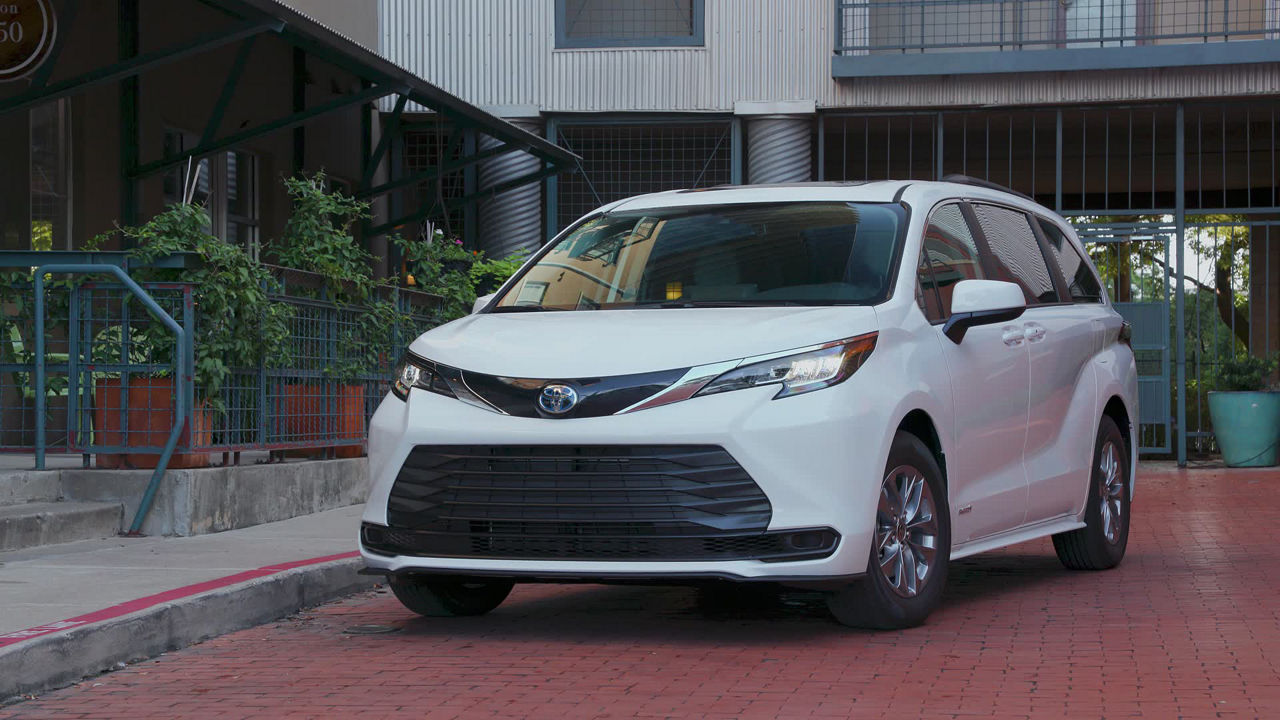 MY21 Sienna LE Hybrid B_ROLL