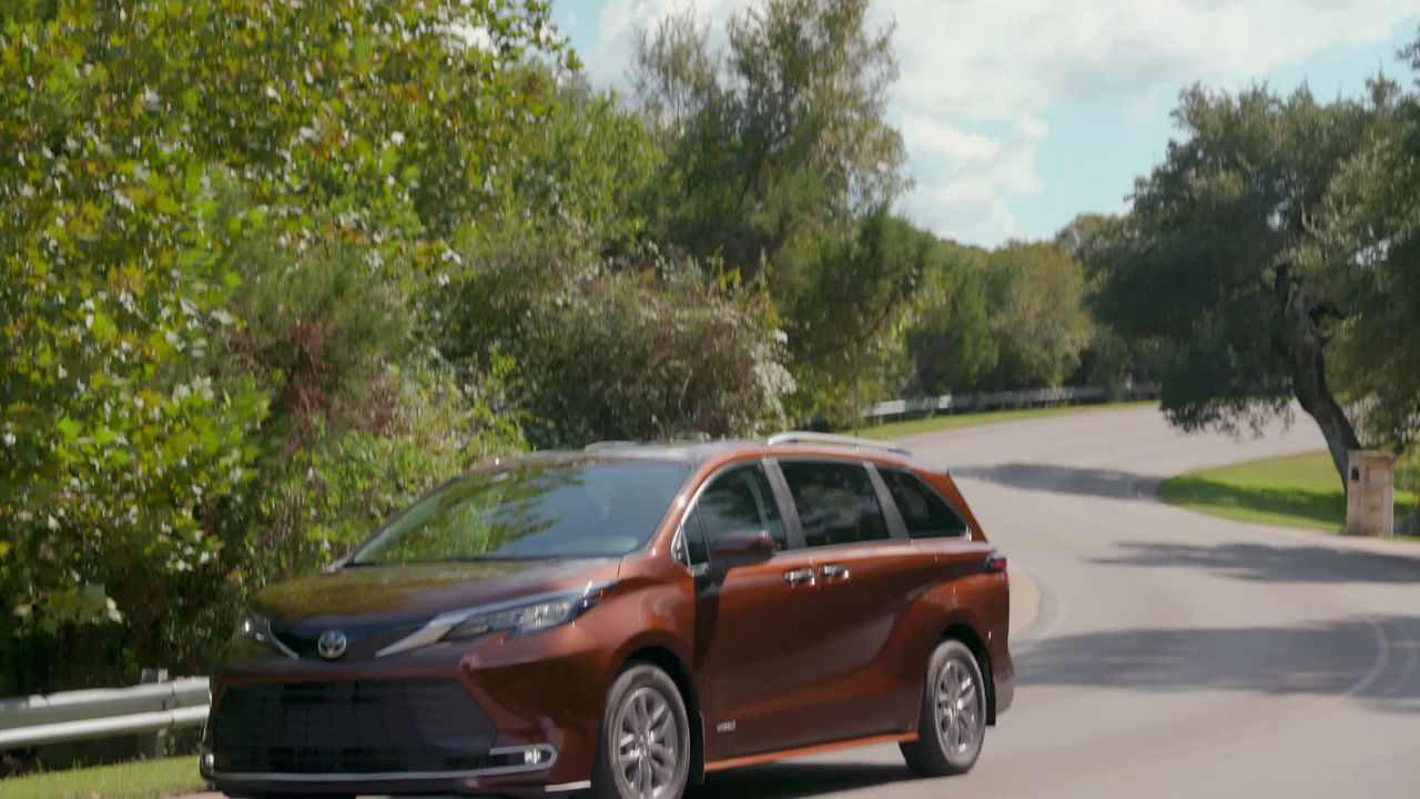 MY21 Sienna XLE AWD B_ROLL