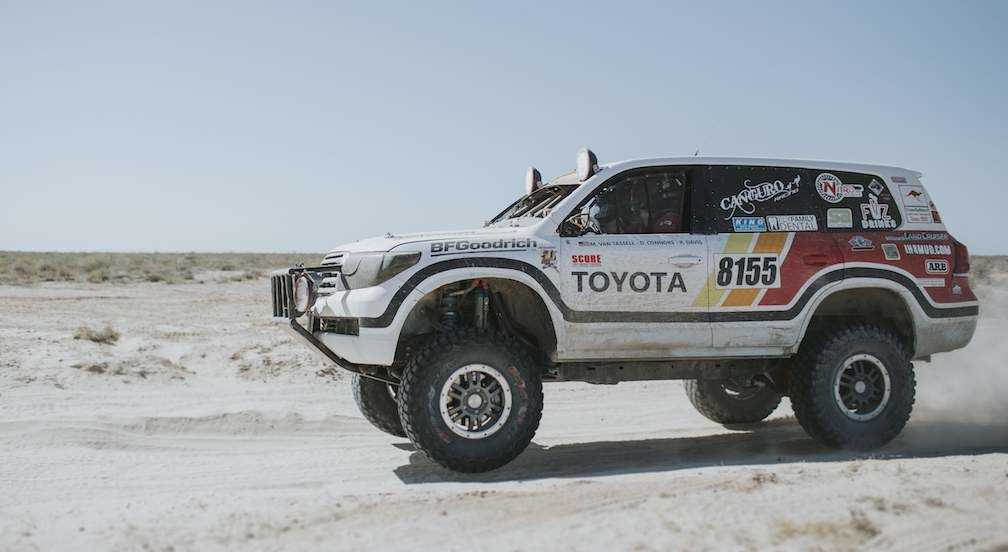 Toyota-Canguro-Racing-Team-in-Desert.jpg