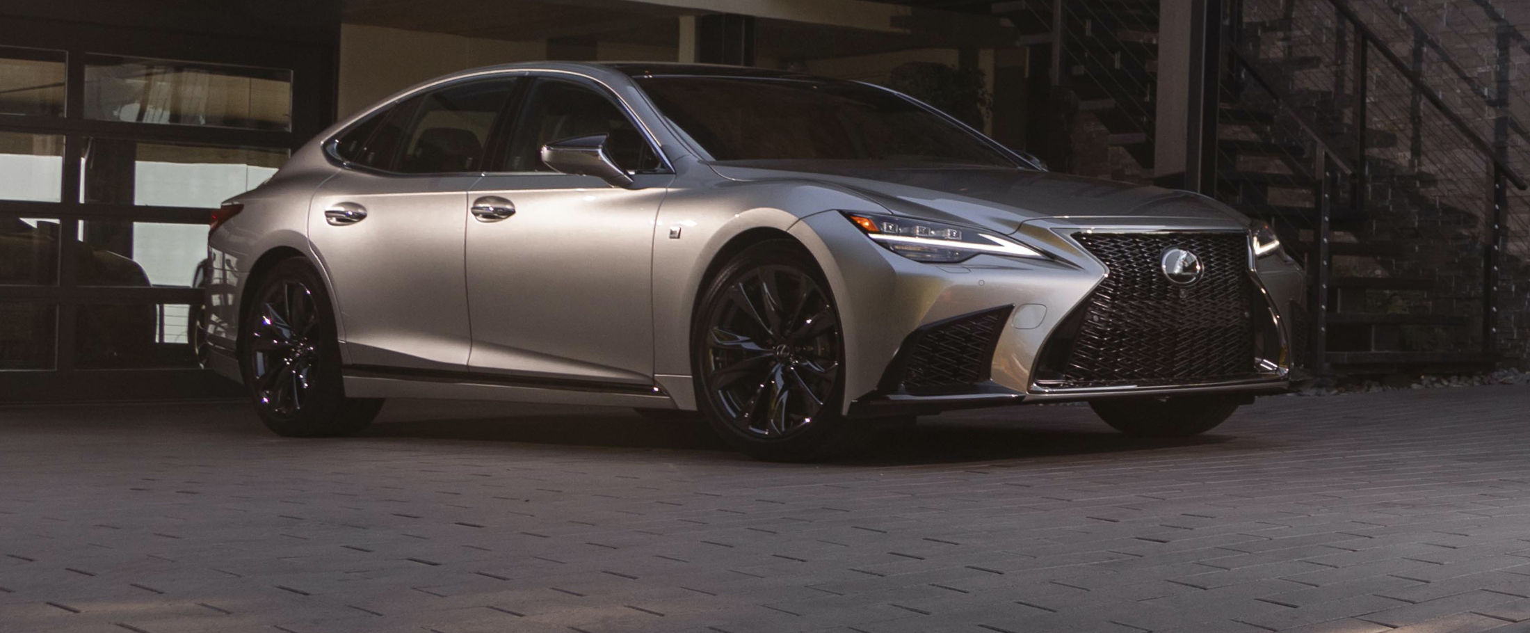 lexus-2025-ls-features-hero-ls500-awd-fsport-atomic-silver-l