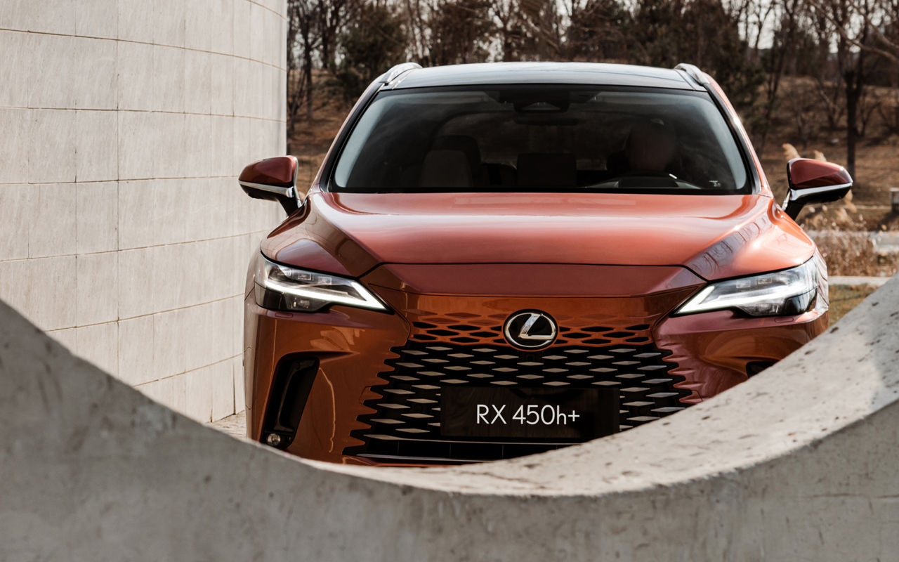 lexus-2025-rx-450h-plus-executive-copper-crest-front-detail-x