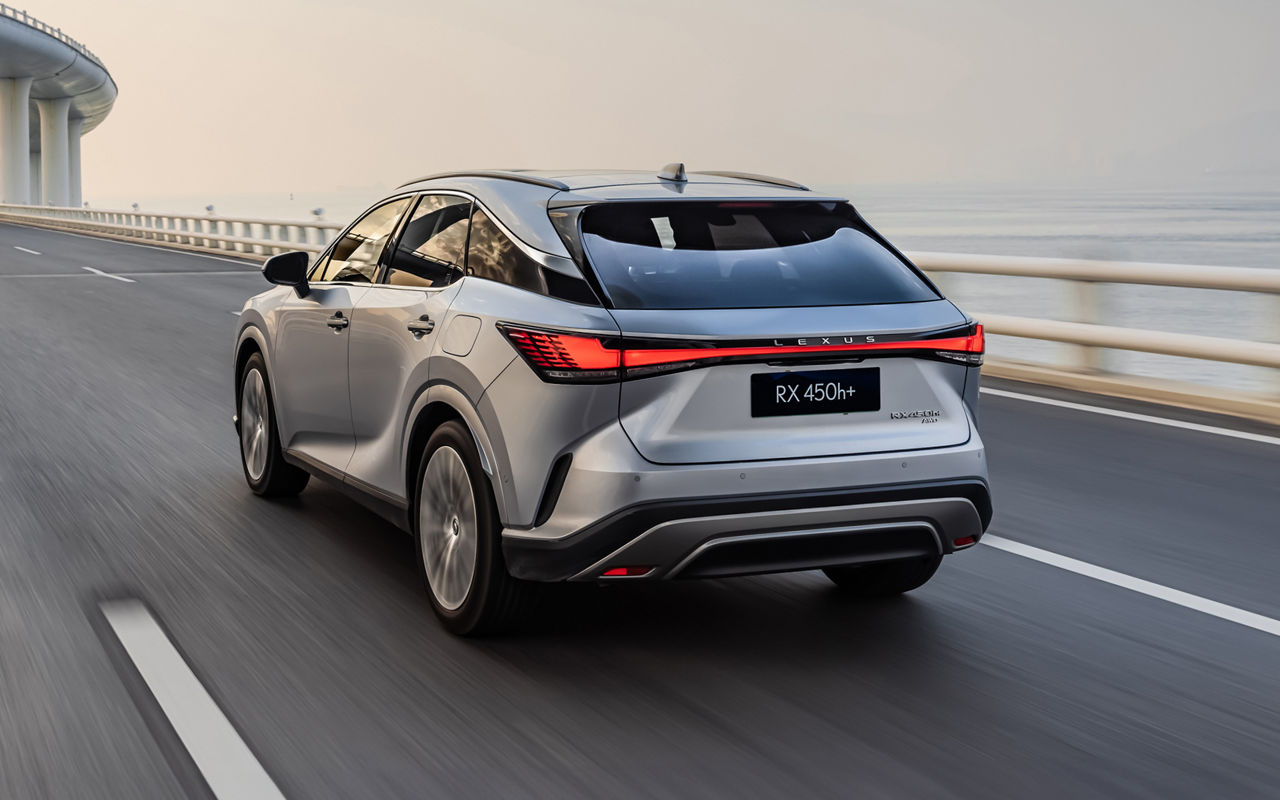 lexus-2025-rx-450h-plus-executive-iridium-driving-rear-x